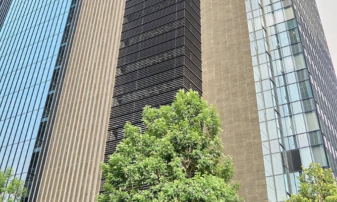 緑に囲まれた高層ビル